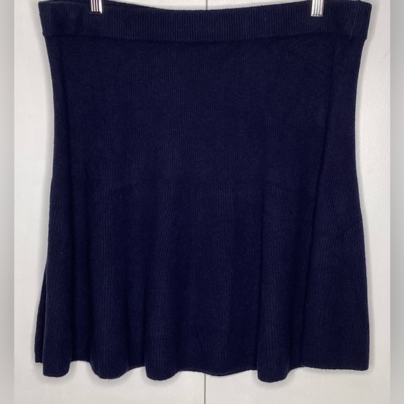 Gap navy blue knit lg skirt - Picture 2 of 7